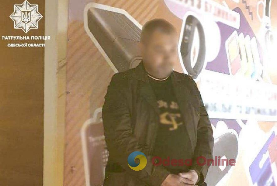 Забрав у жінки телефон: в Одесі патрульні затримали вуличного грабіжника