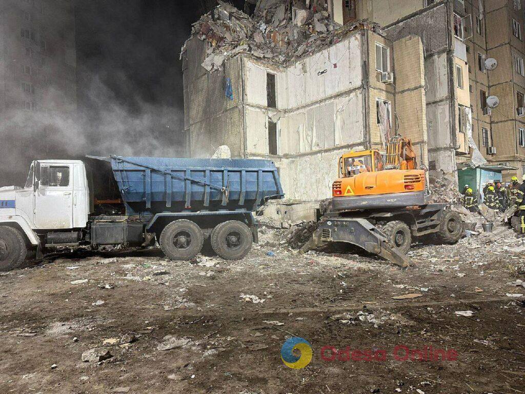 Удар «шахеда» по багатоповерхівці в Одесі: розбір завалів триває вже третю добу (фото)