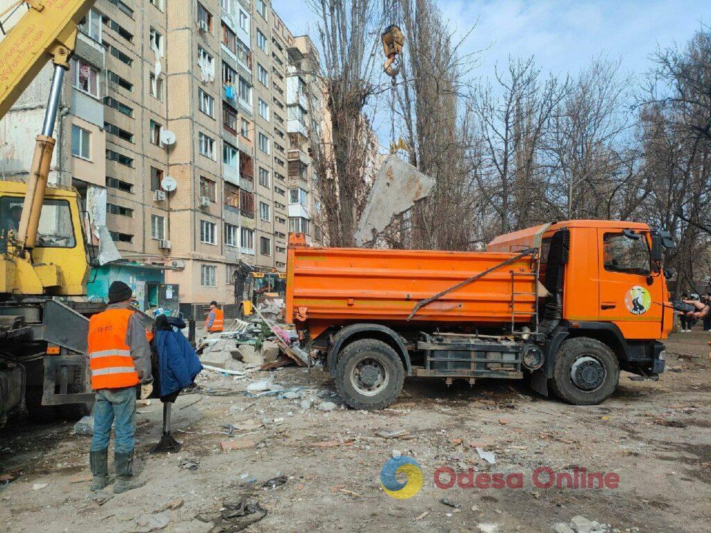 Удар «шахеда» по 9-этажке в Одессе: разбор завалов продолжается уже третьи сутки (фото)