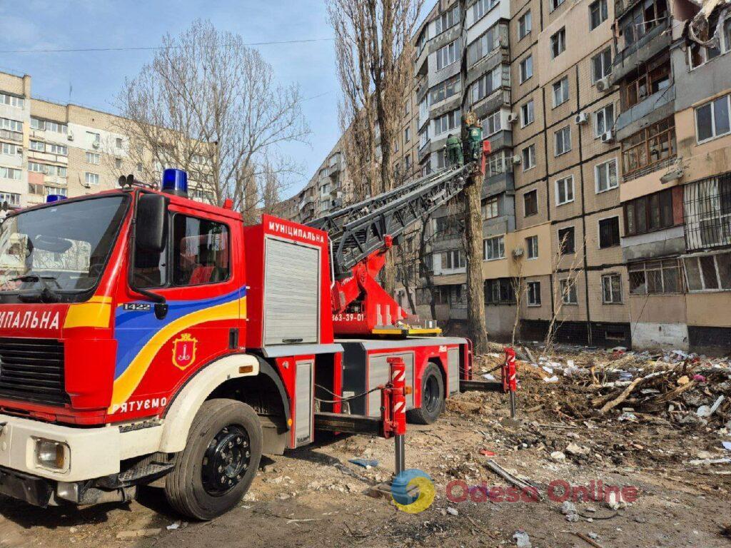 Удар «шахеда» по багатоповерхівці в Одесі: розбір завалів триває вже третю добу (фото)