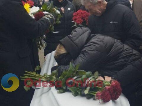 В Одессе простились с семьей, которая погибла в результате попадания «шахеда» в многоэтажку