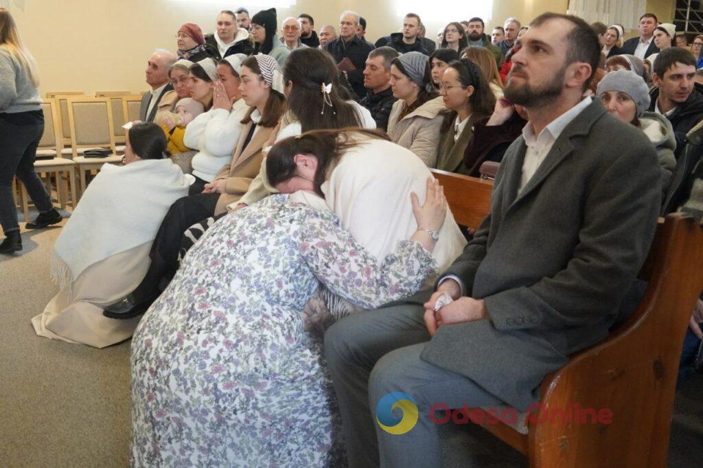 В Одессе простились с матерью и сыном, погибшими от российского удара (фоторепортаж)