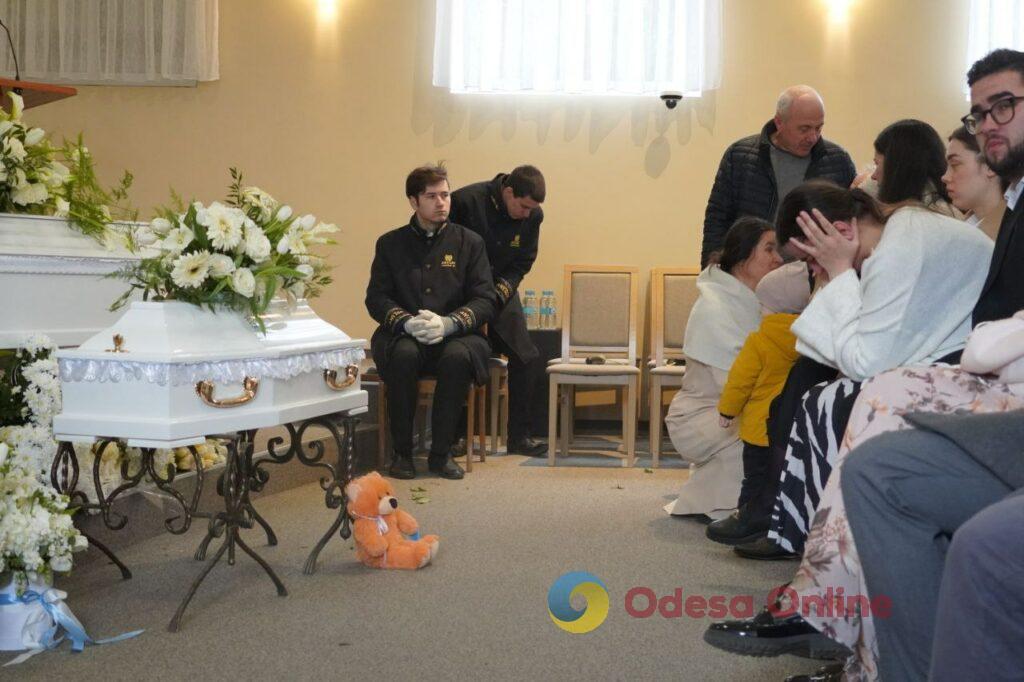 В Одесі попрощалися з матір’ю та сином, які загинули від російського удару (фоторепортаж)