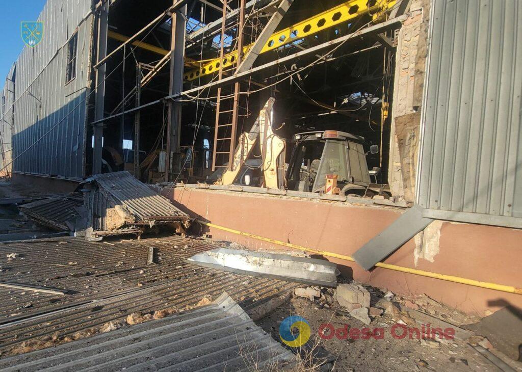 Ночной удар по Одесской области: пострадал ангар с техникой