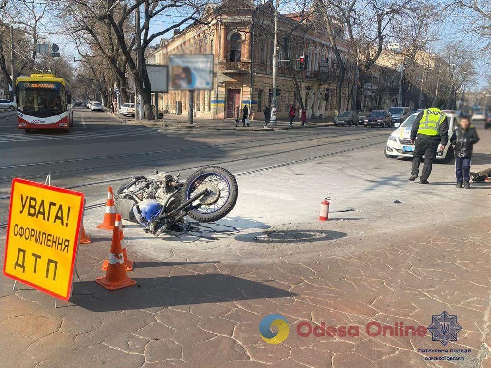 В центре Одессы после столкновения с авто загорелся мотоцикл