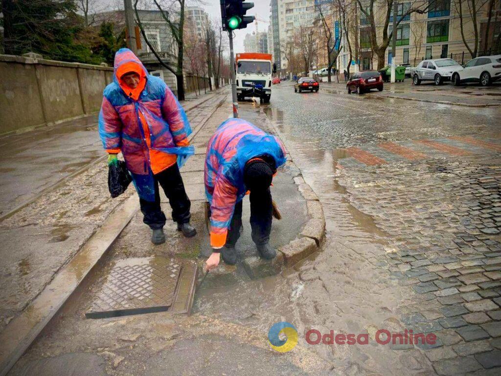 В Одесі дощ змив рекламу з білбордів (фотофакт)