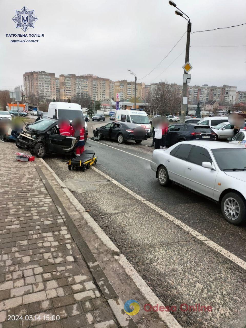 Одеса: у потрійному ДТП на Люстдорфській дорозі постраждали люди