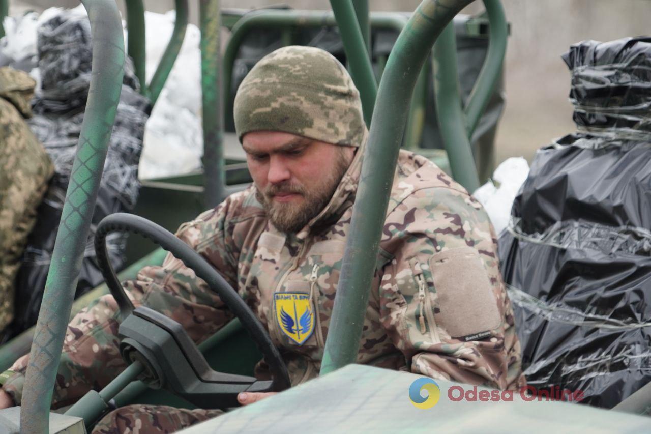Одеські волонтери ГО “Вільні та Вірні” передали українським захисникам багі, пікапи та лазні