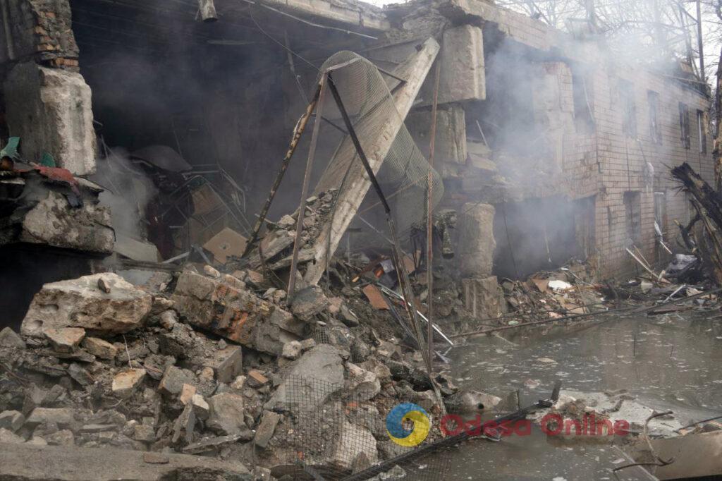 Трупы на улице, руины и разбитые авто медиков и спасателей: фоторепортаж с места ракетного удара