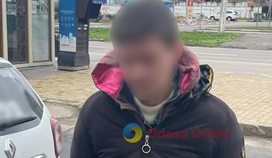 В Одессе пьяный хулиган угрожал ножом продавщице магазина