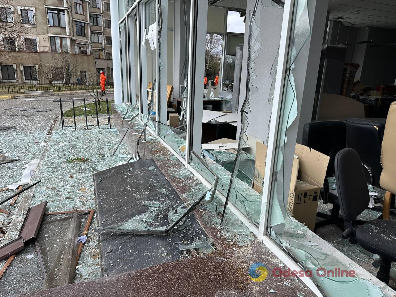 Последствия российской атаки на Одессу: несколько многоэтажек остались без окон, поврежден Дворец спорта (фото)