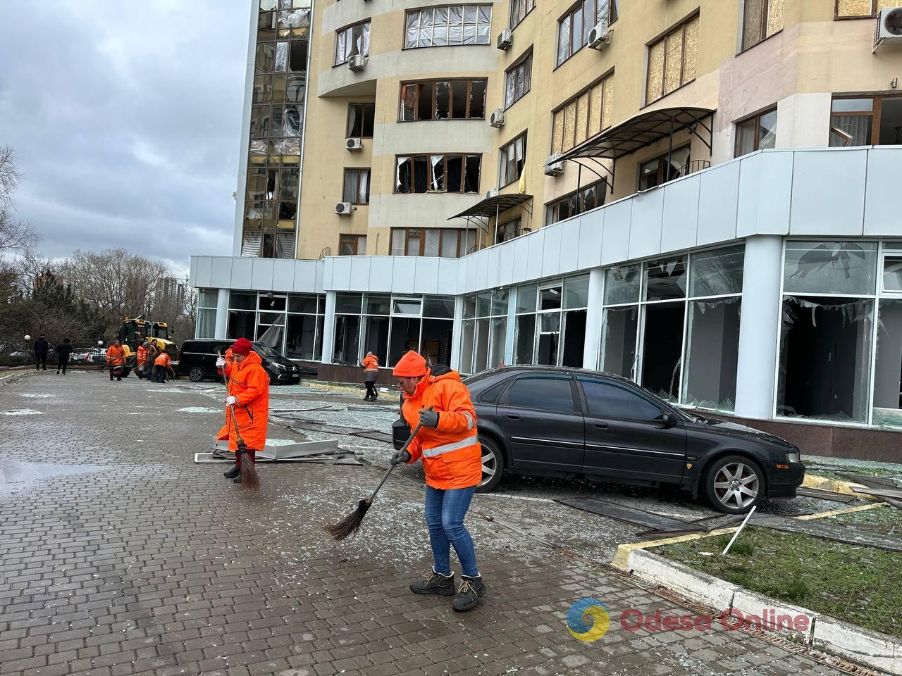Наслідки російської атаки на Одесу: декілька багатоповерхівок залишилися без вікон, пошкоджено Палац спорту (фото)
