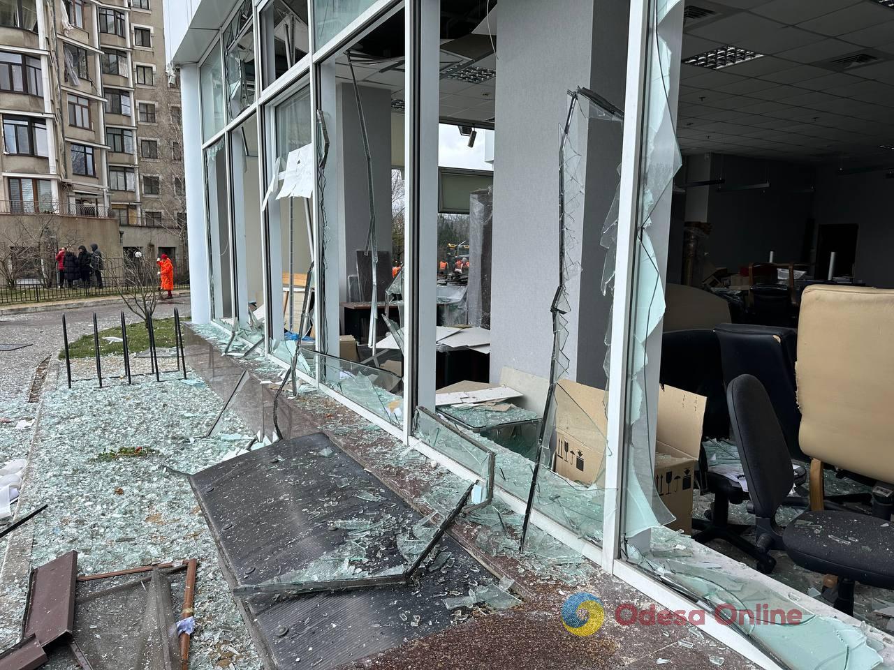 Наслідки російської атаки на Одесу: декілька багатоповерхівок залишилися без вікон, пошкоджено Палац спорту (фото)