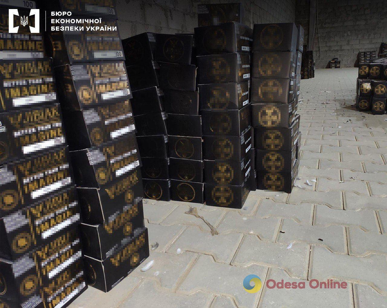 Організував схему постачання сигарет з Пакистану: на Одещині контрабандисту повідомили про підозру