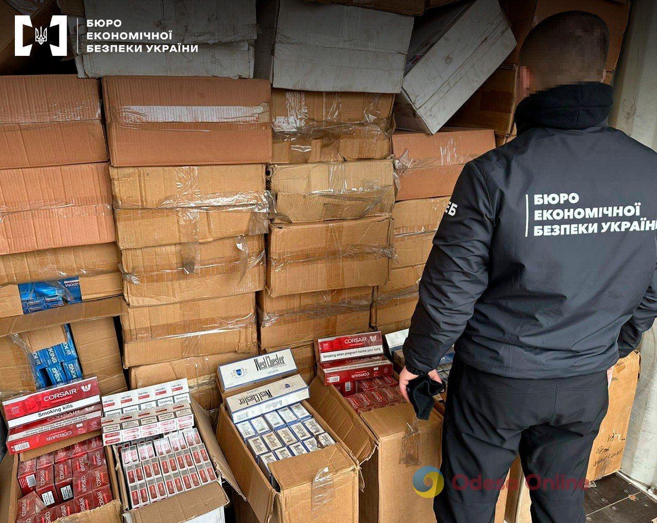 Организовал схему поставки сигарет из Пакистана: в Одесской области известному контрабандисту сообщили о подозрении