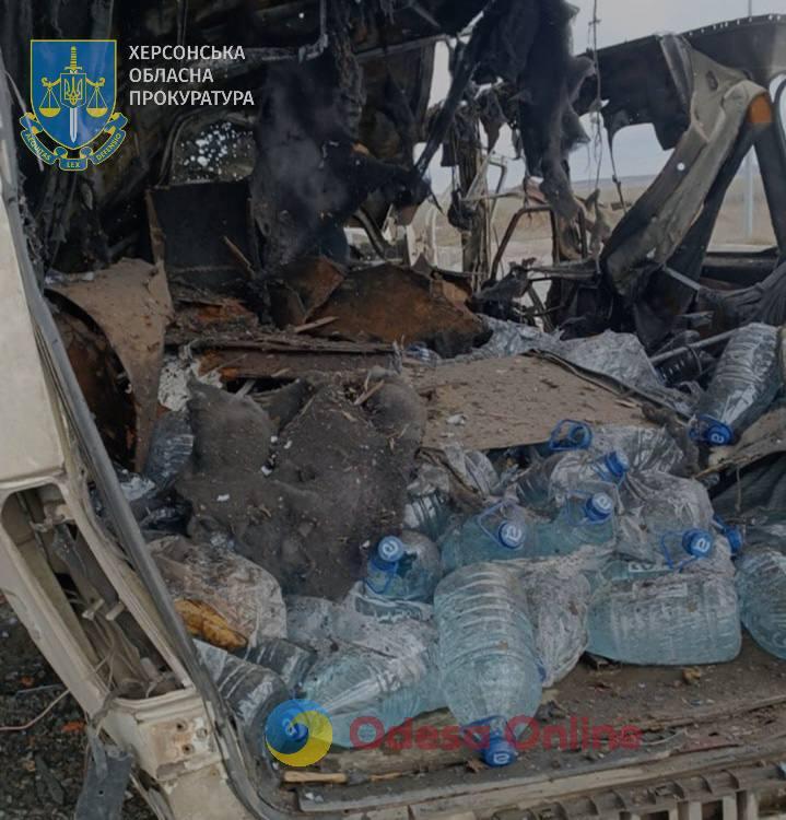 На Херсонщині росіяни скинули вибухівку на автобус, який віз гуманітарну допомогу
