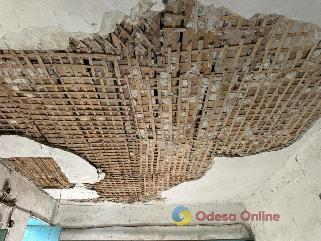 «Прилет» в одесском ботсаду: россияне разбили теплицы, разрушили здания и побили старинную посуду (фоторепортаж)