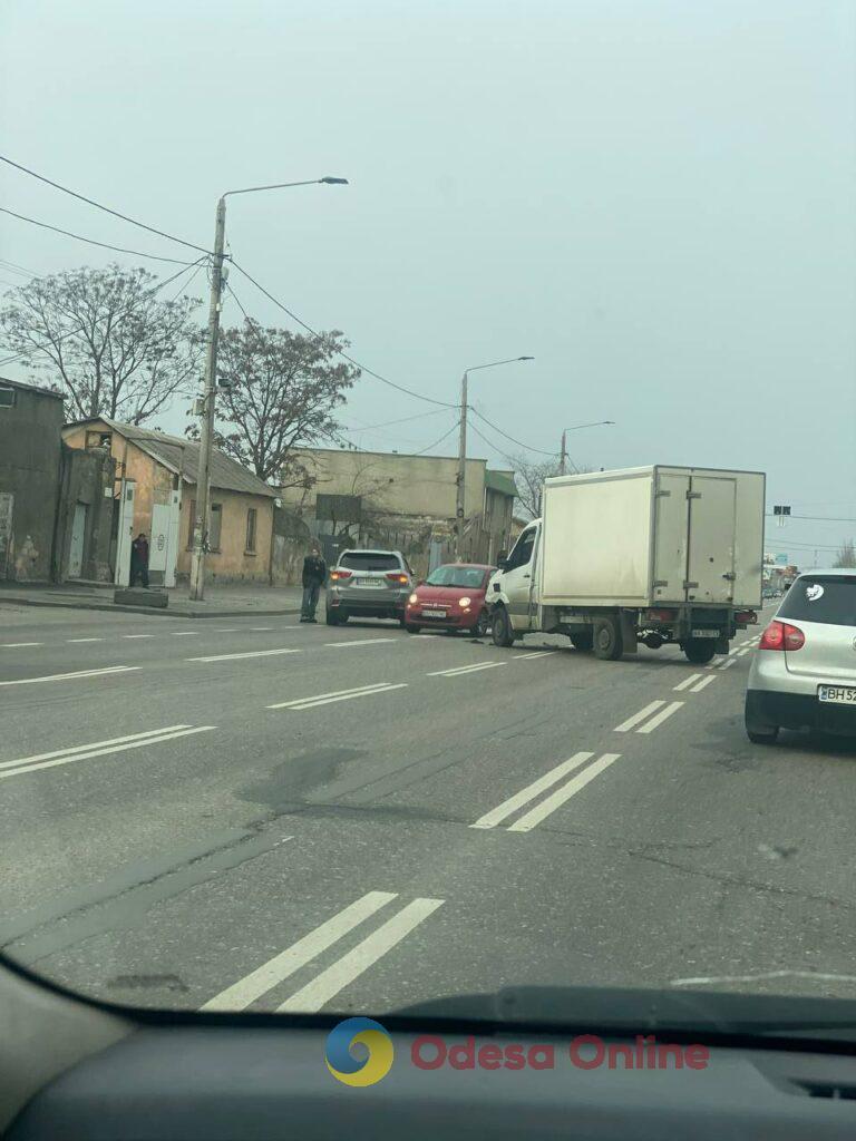 Одеса: на Миколаївській дорозі зіткнулися три авто