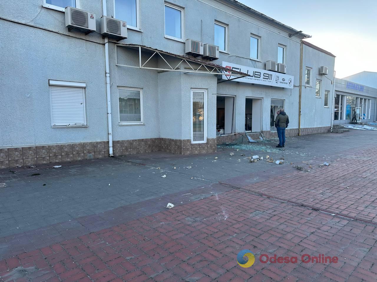 Потрощені магазини, вибиті вікна: наслідки російської атаки на Одесу (фото)