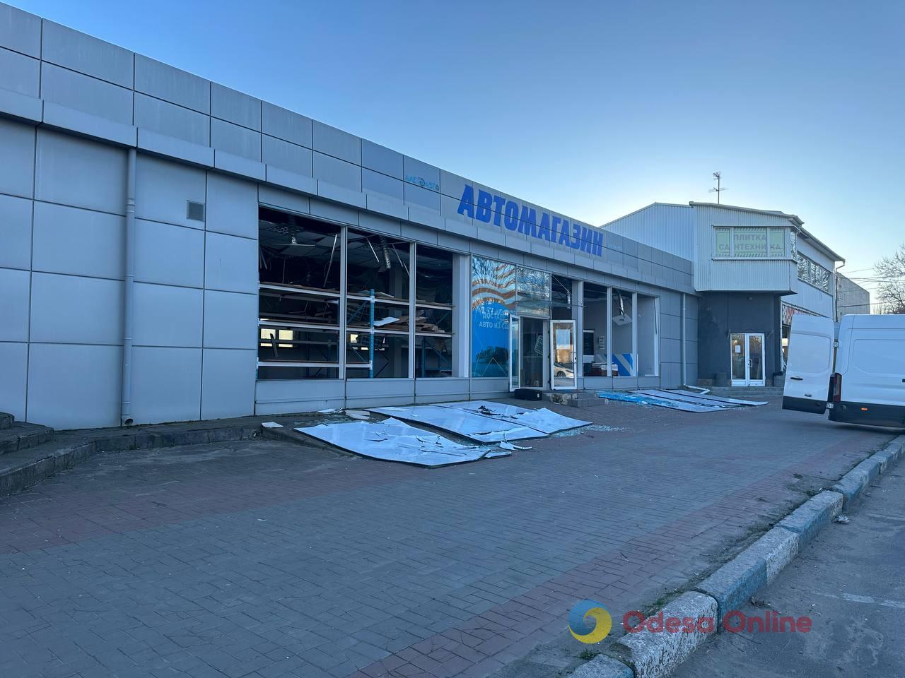 Потрощені магазини, вибиті вікна: наслідки російської атаки на Одесу (фото)