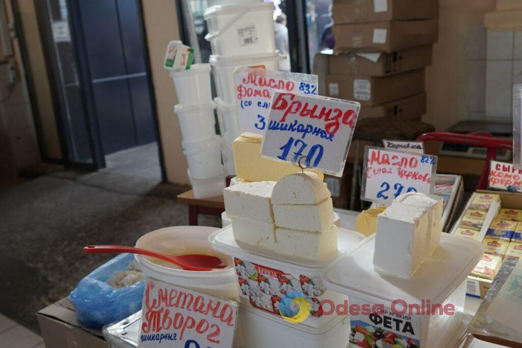 Полуниця, молоко та ребра: суботні ціни на одеському Привозі