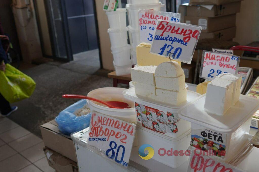 Полуниця, молоко та ребра: суботні ціни на одеському Привозі