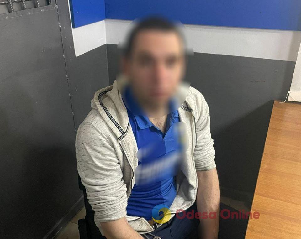 Одесские патрульные задержали мужчину, который пытался ограбить магазин