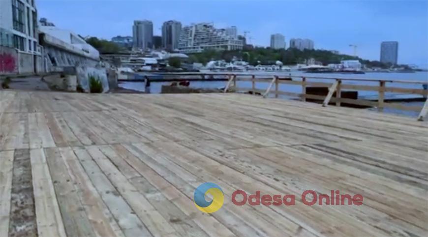 На Трасі Здоров’я у районі Аркадії відновили тимчасове дерев’яне покриття