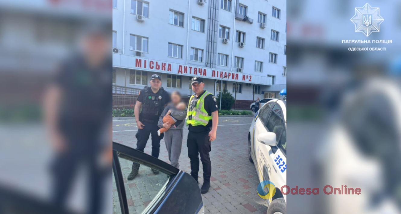 В Одесі патрульні супроводили до лікарні хвору дитину  (відео)