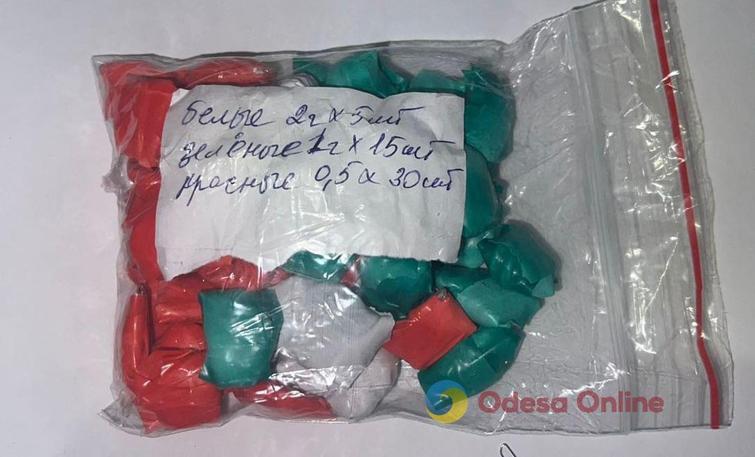 Одесситка торговала разноцветными наркотиками по всей Украине