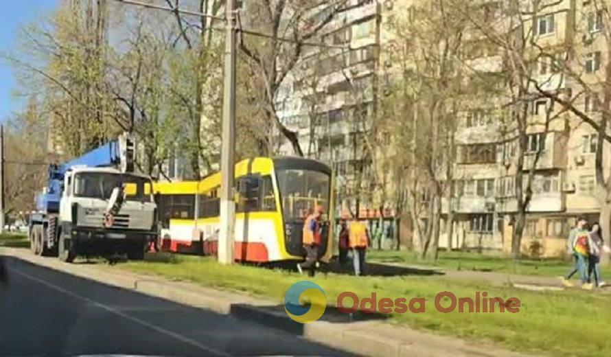 Одесса: на 7-й станции Большого Фонтана трамвай сошел с рельсов (видео)