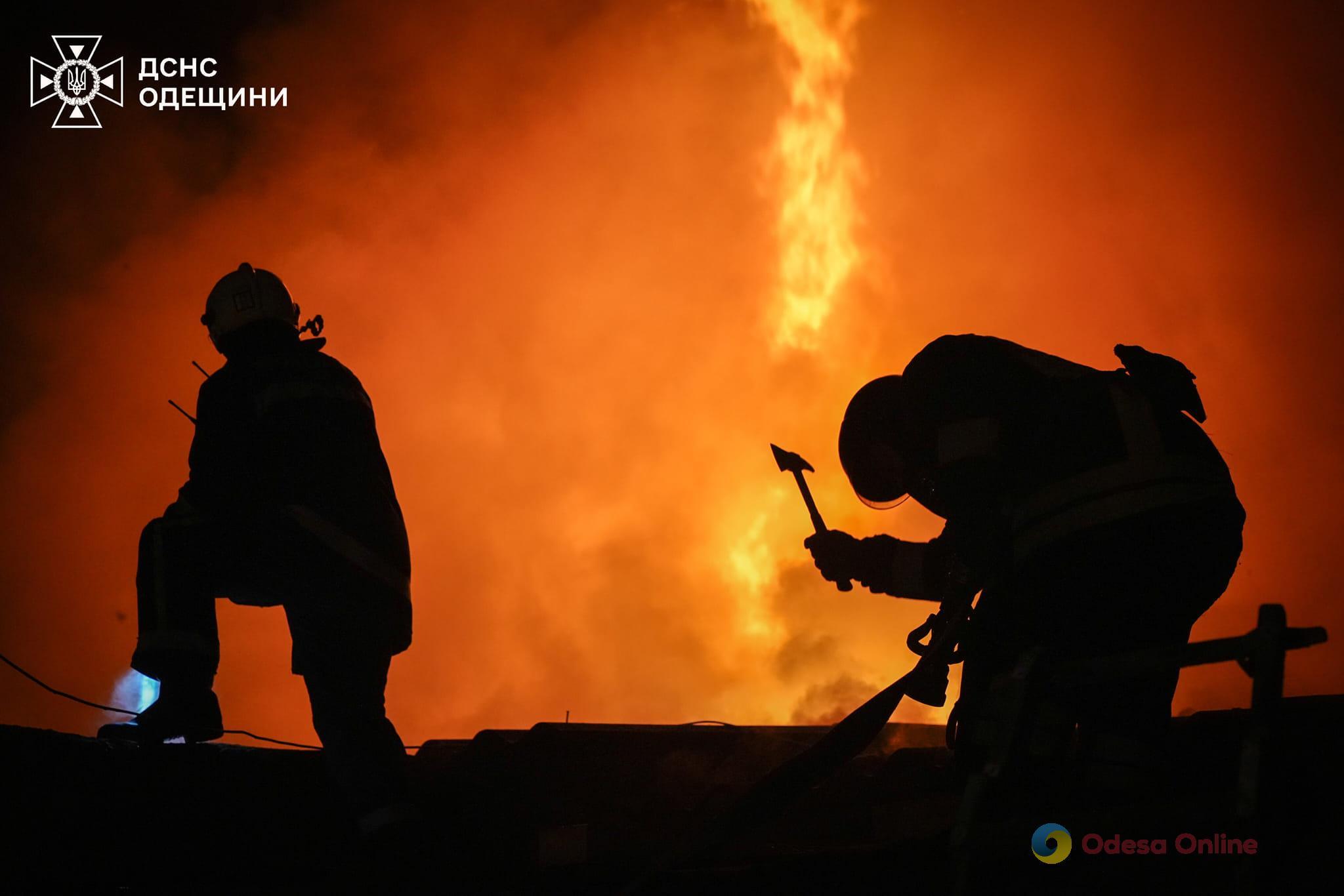 Огонь охватил 150 квадратных метров: в Одессе горел жилой дом (фото)