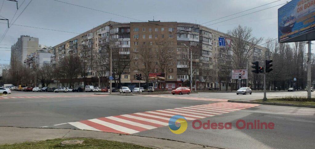 «Місце концентрації ДТП»: на декількох вулицях Одеси встановили нові знаки (фото)