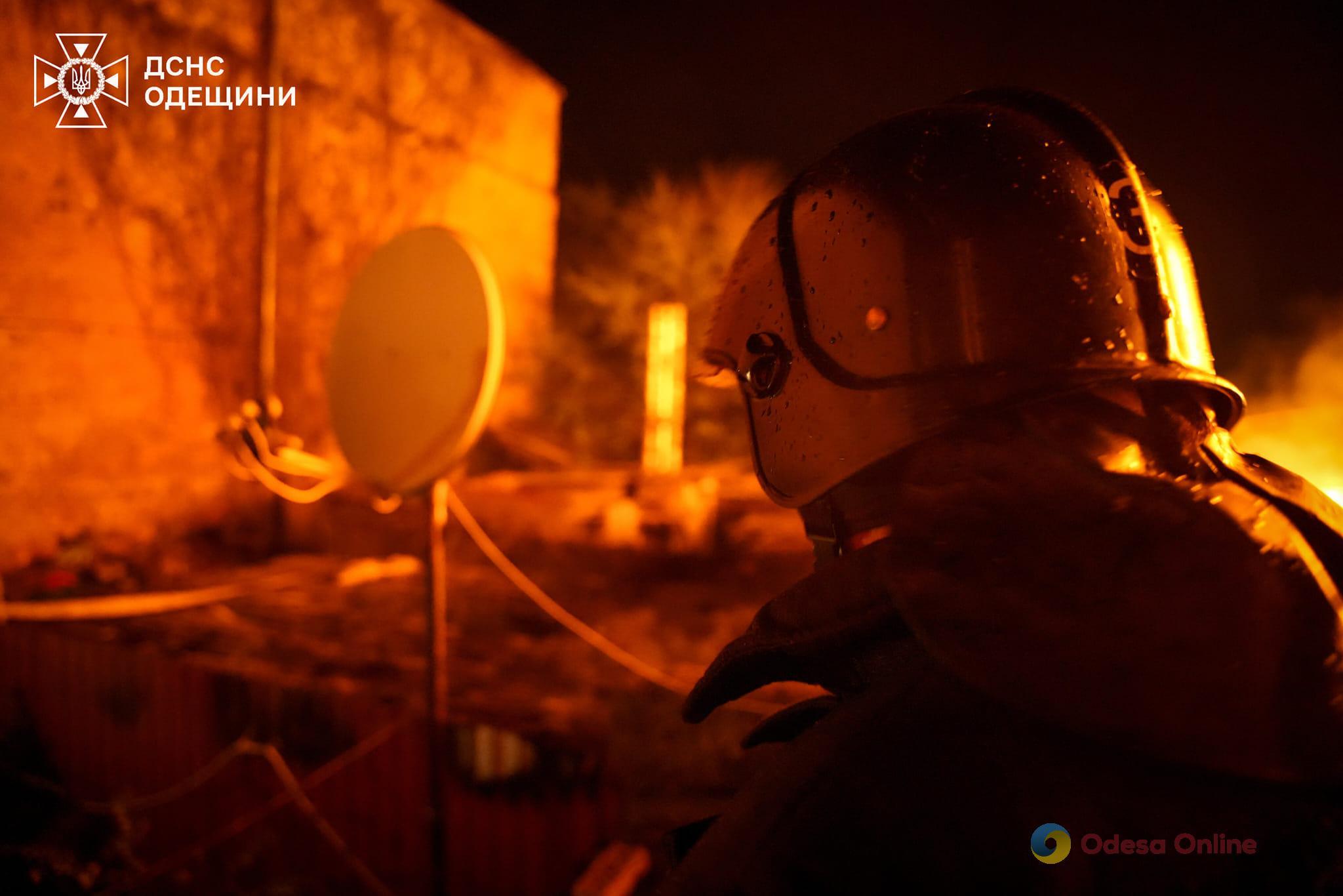 Огонь охватил 150 квадратных метров: в Одессе горел жилой дом (фото)