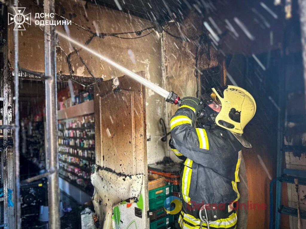 Одеські рятувальники розповіли подробиці пожежі на ринку (фото, відео)