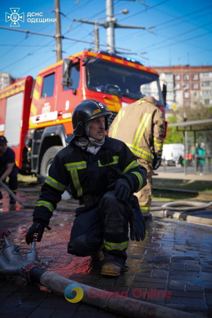 Одеські рятувальники розповіли подробиці пожежі на ринку (фото, відео)