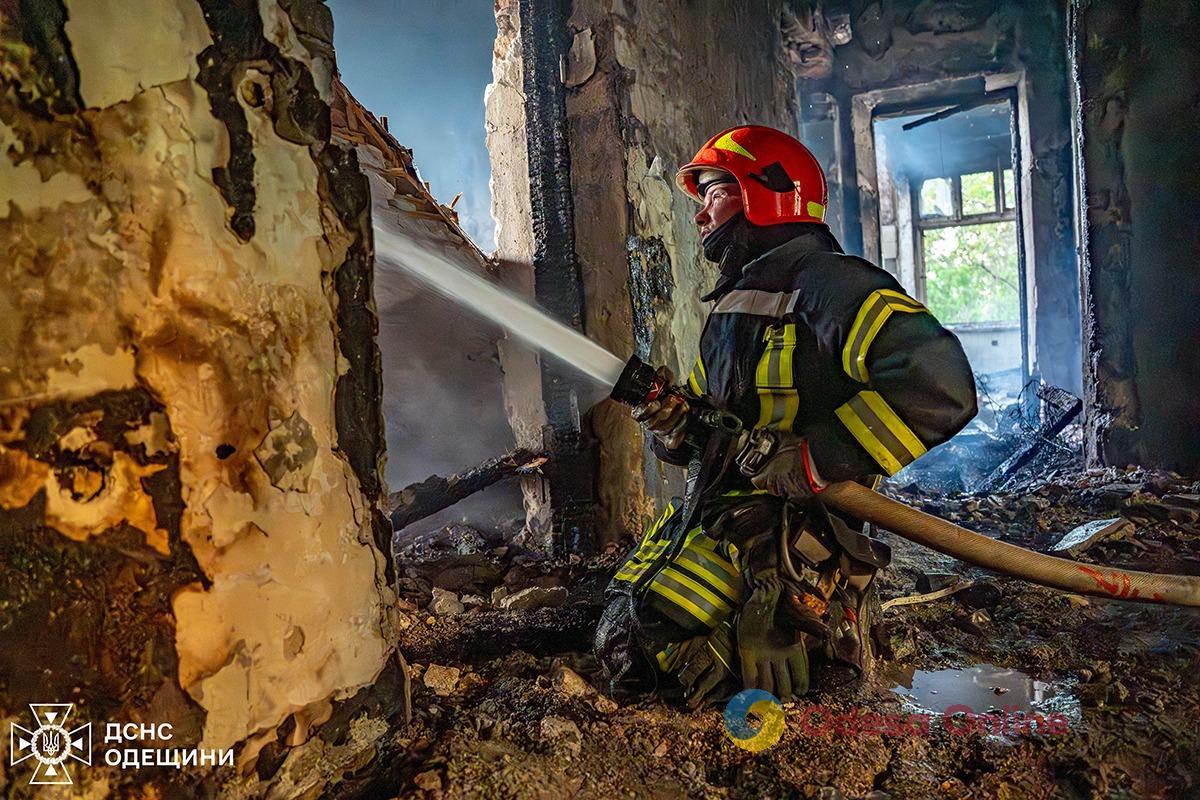 У Приморському районі Одеси горіла закинута будівля (фото)