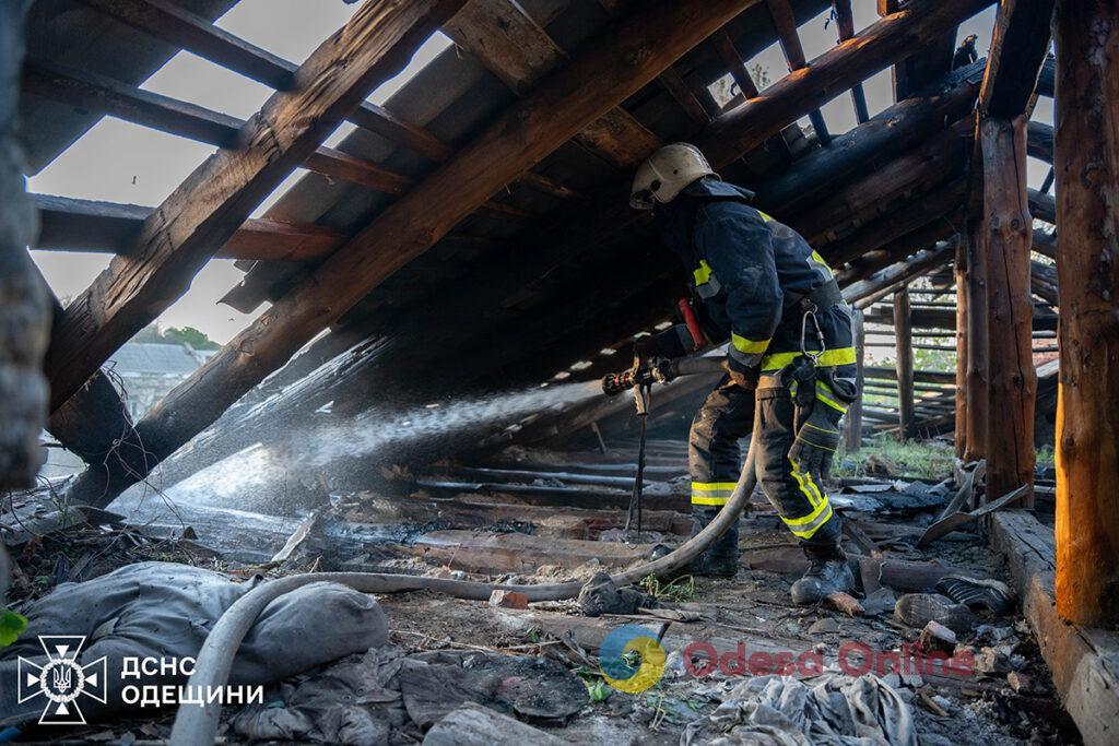 У Приморському районі Одеси горіла закинута будівля (фото)