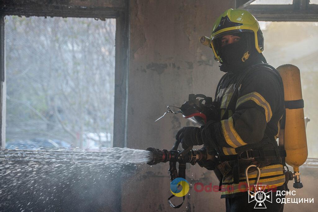 В Приморском районе Одессы горело заброшенное здание (фото)