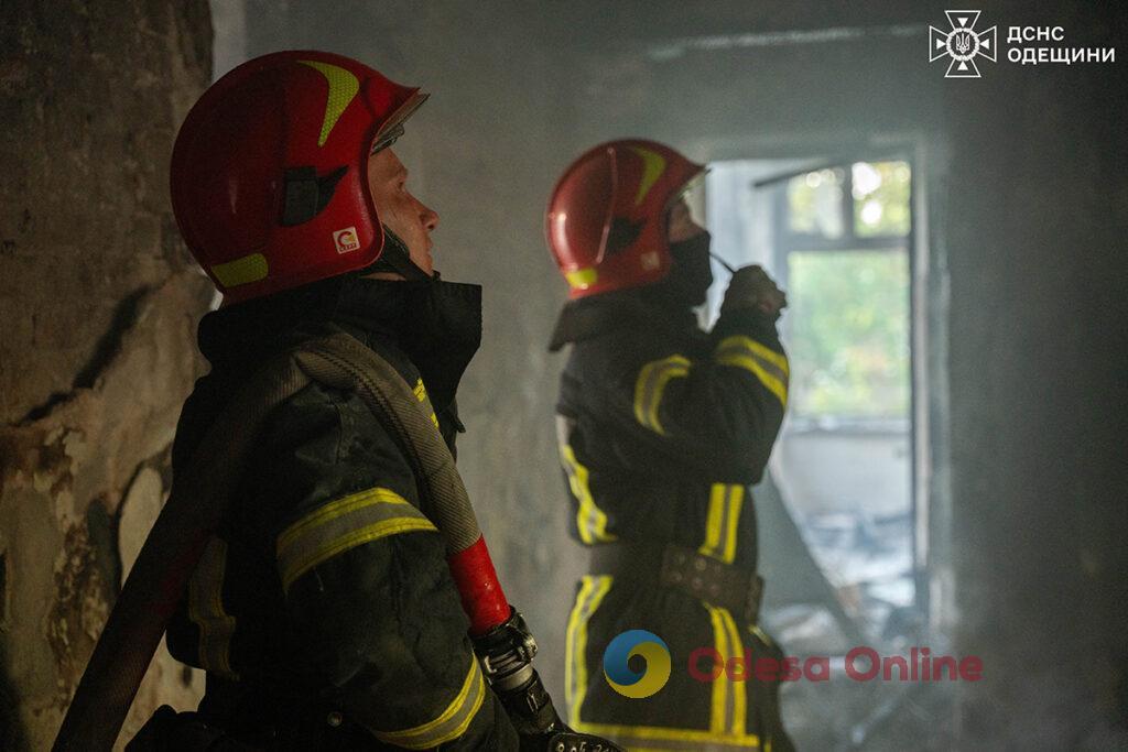 В Приморском районе Одессы горело заброшенное здание (фото)