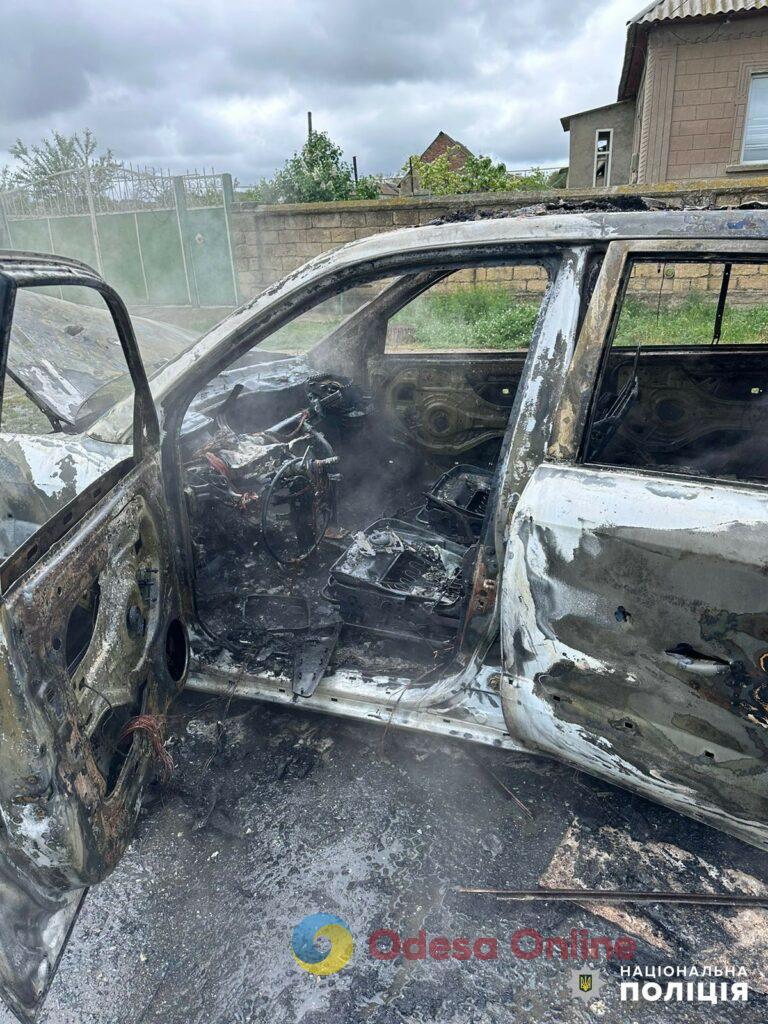 На Одещині чоловік через помсту спалив односельчанці автомобіль (фото)
