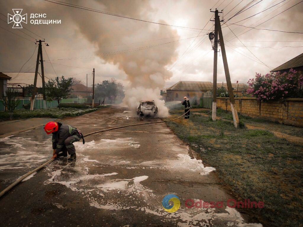 На Одещині посеред дороги вщент згорів кросовер (фото)