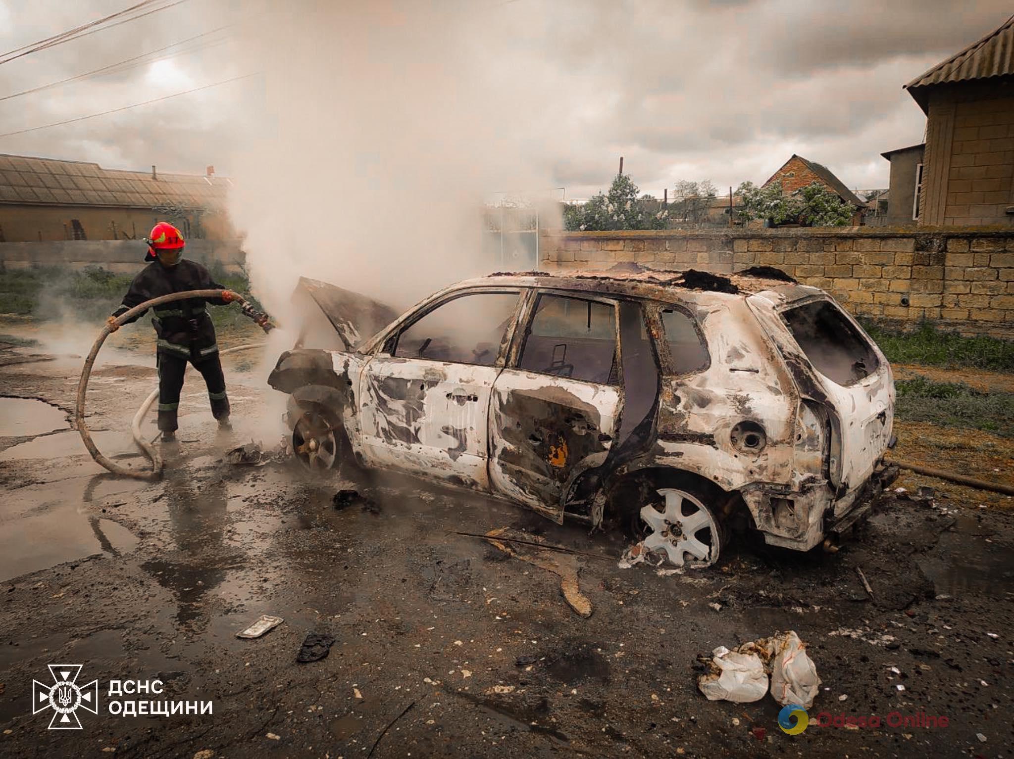 В Одесской области посреди дороги дотла сгорел кроссовер (фото)