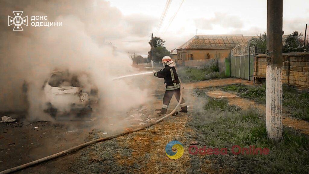 В Одесской области посреди дороги дотла сгорел кроссовер (фото)