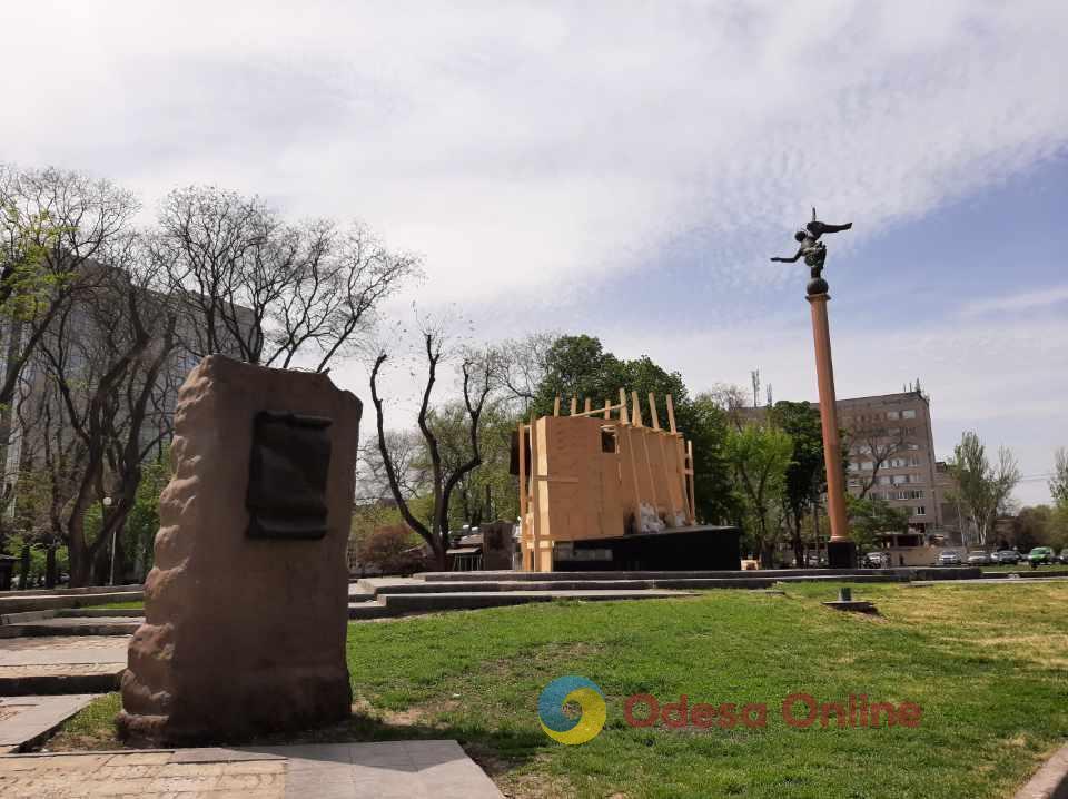 Пам’ятник отаману Головатому у Старобазарному сквері закривають: до кінця війни одесити його не побачать (фотофакт)