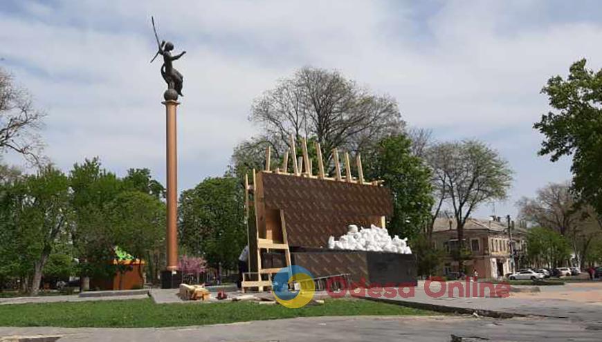 Памятник атаману Головатому в Старобазарном сквере закрывают: до конца войны одесситы его не увидят (фотофакт)