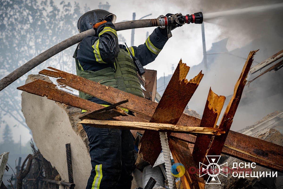 Одесские спасатели показали, как тушили пожар после авиаудара