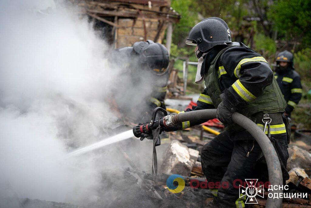 Рятувальники показали, як гасили пожежу після авіаудару по Одесі