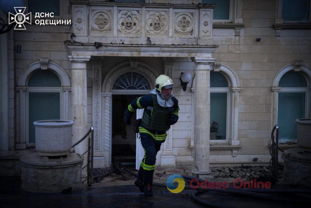 Одеські рятувальники показали, як ліквідовують масштабну пожежу у «Замку Гаррі Поттера» (фото, відео)