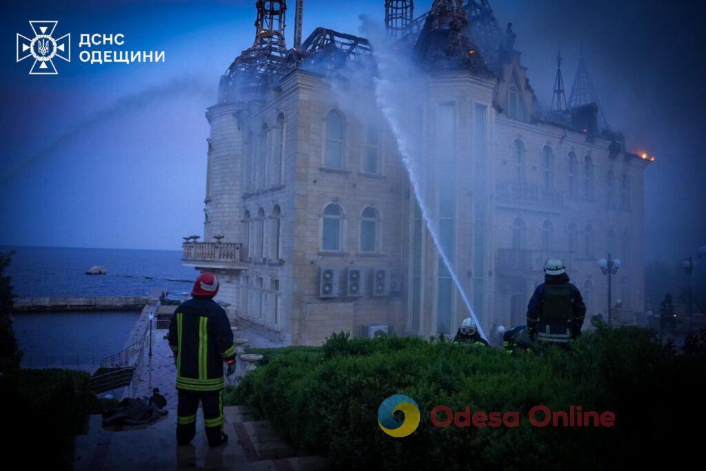 Одеські рятувальники показали, як ліквідовують масштабну пожежу у «Замку Гаррі Поттера» (фото, відео)